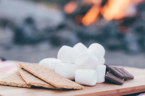 BBQ s'mores-board met poffertjes en aardbeien