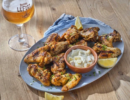 Gegrilde kipvleugels met romige briedip