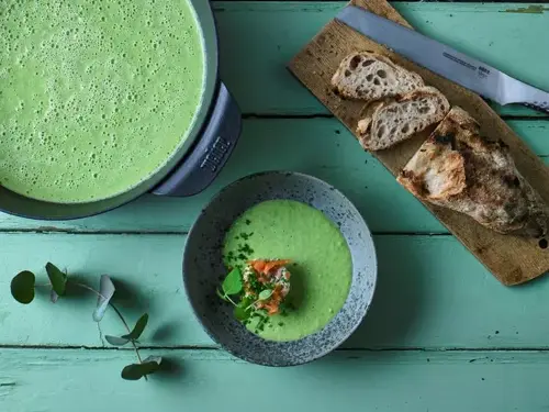 Groene doperwtjessoep met koud gerookte zalm en bieslook