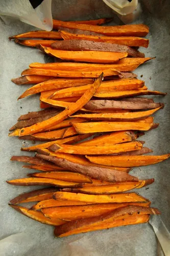 Kruidige zoete aardappelpartjes met aioli