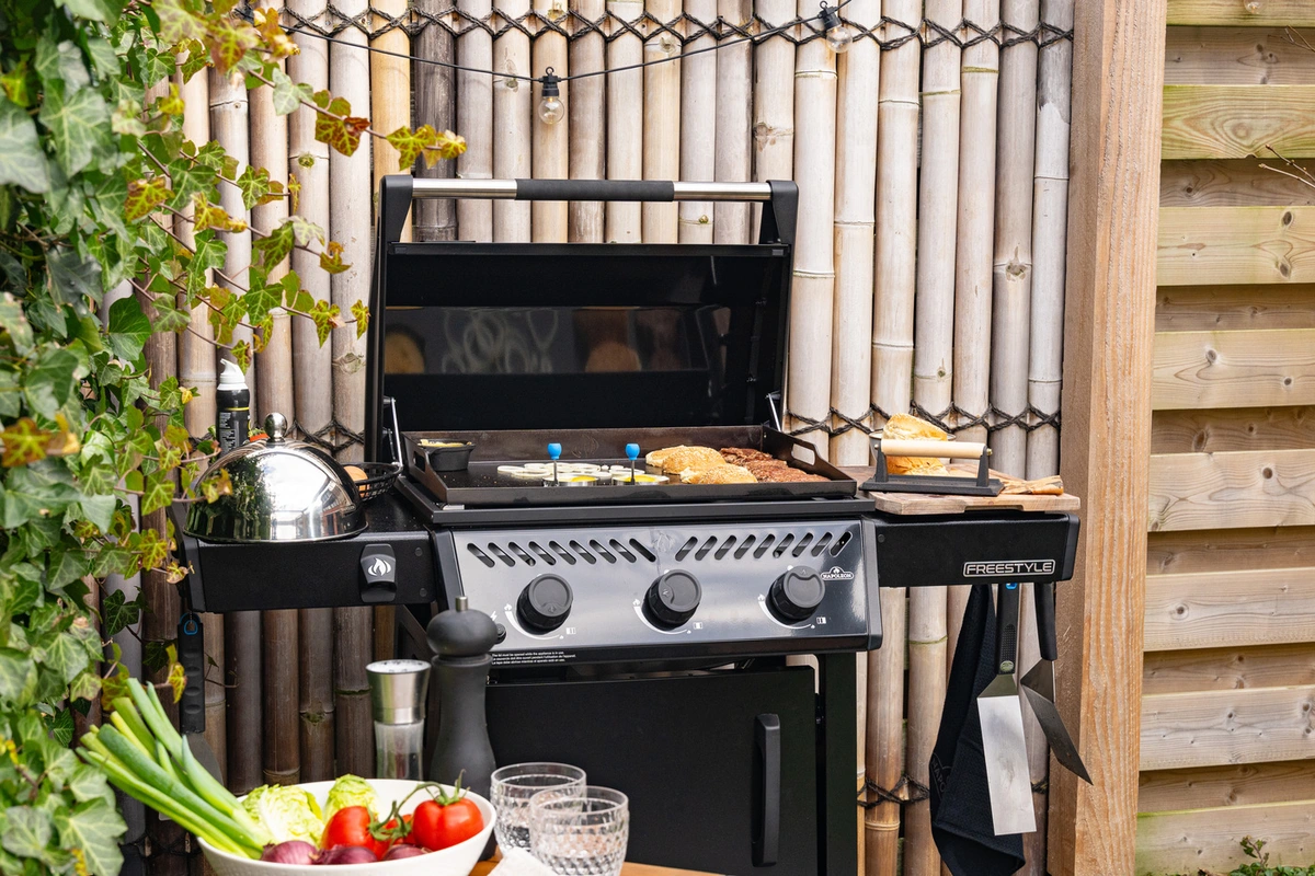 Freestyle 24 inch griddle black LPG sfeerfoto, Napoleon, bbqkopen