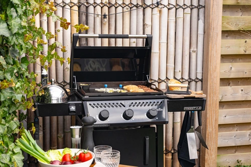 Freestyle 24 inch griddle black LPG sfeerfoto, Napoleon, bbqkopen