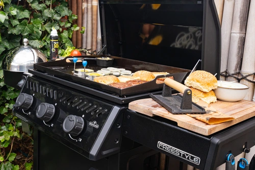 Freestyle 24 inch griddle black LPG sfeerbeeld, Napoleon, bbqkopen