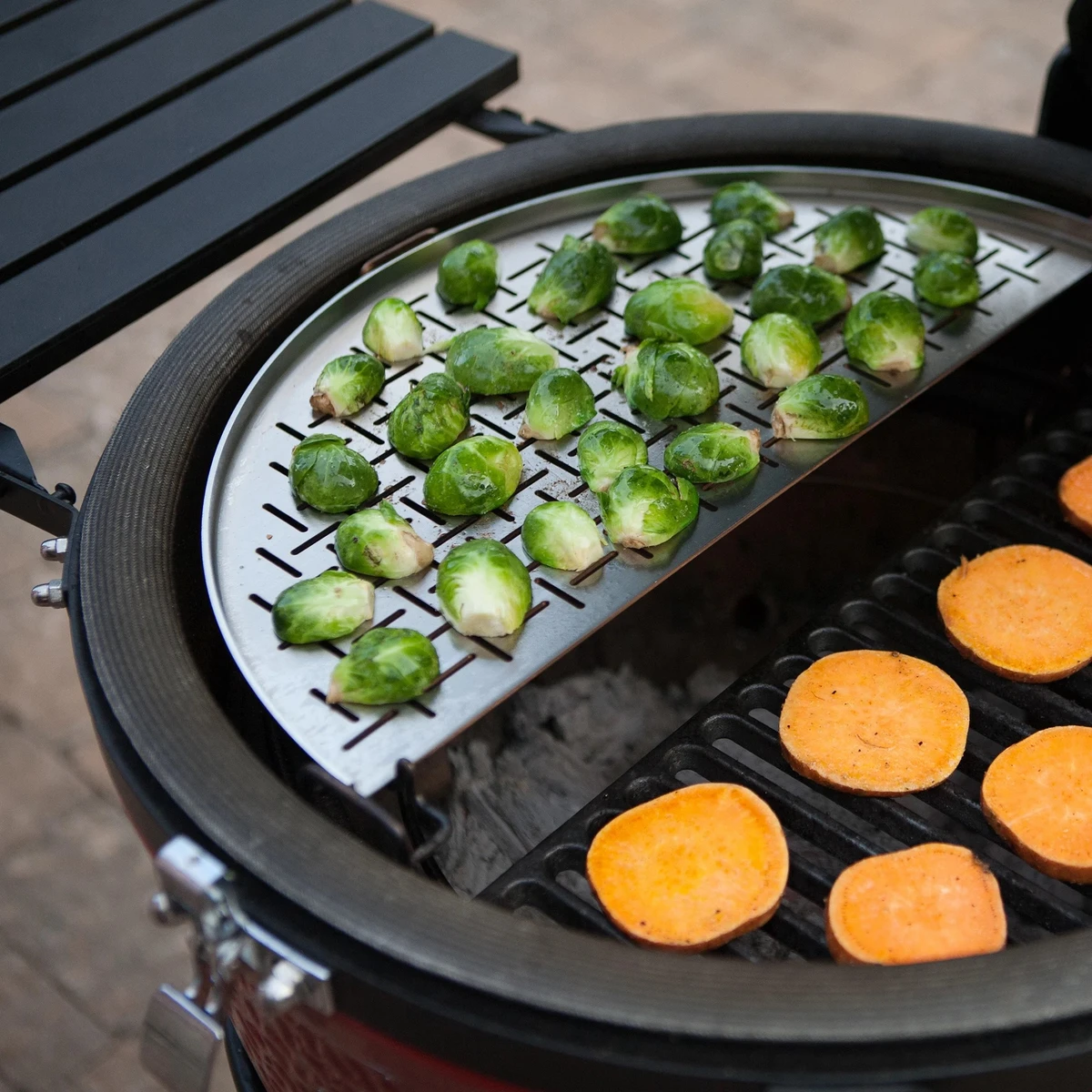 Half Moon SS Cooking Grate (Fish & Veg) - Classic Joe® - Sfeerbeeld, Kamado Joe, BBQkopen