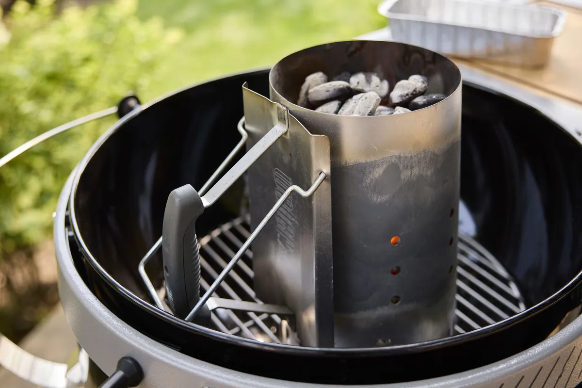 Houtskool bbq performer 57cm sfeerfoto, Weber, bbqkopen.nl