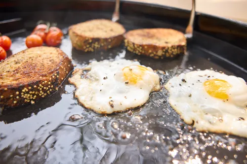 Houtskool bbq performer 57cm sfeerbeeld eten, Weber, bbqkopen.nl