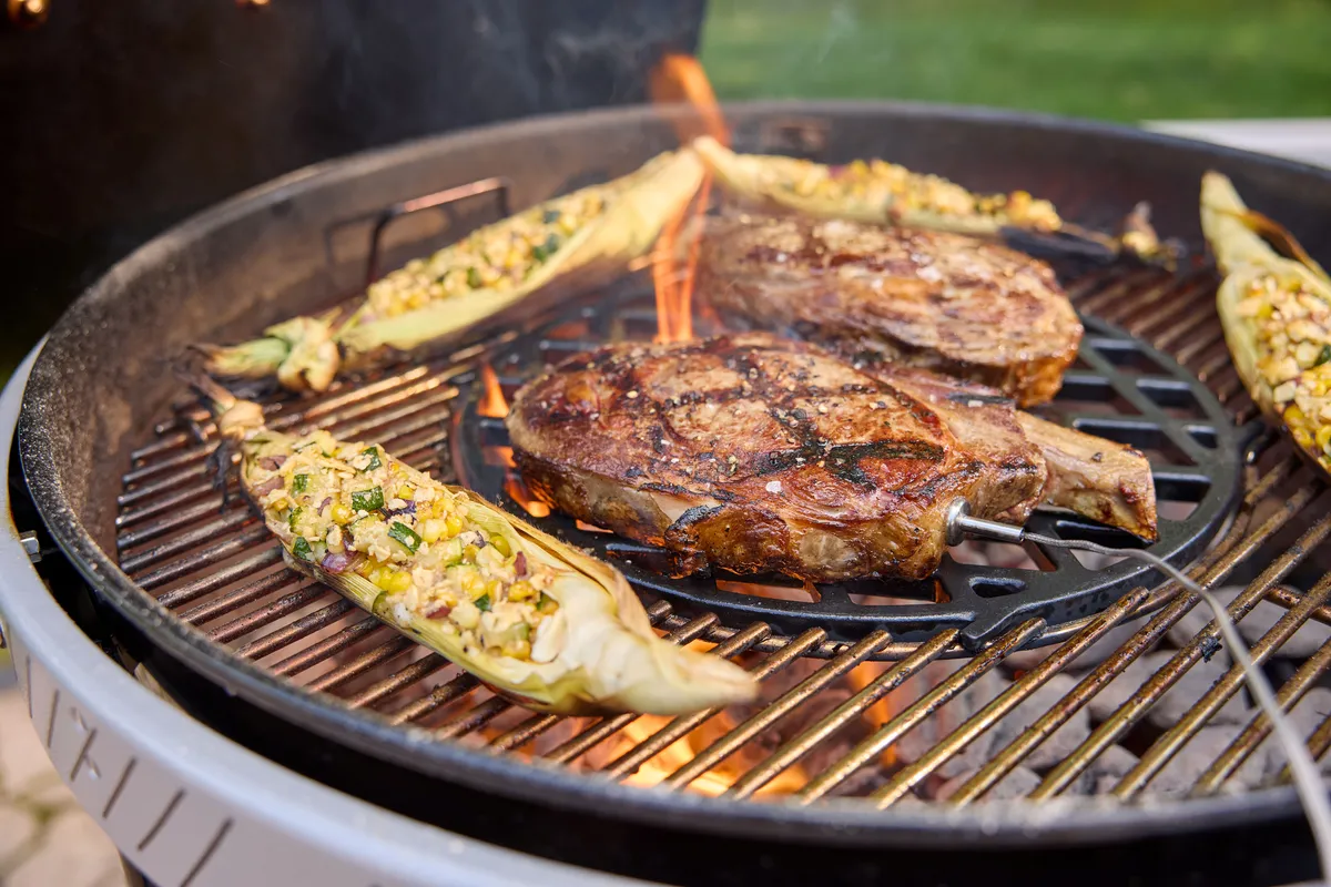 Houtskool bbq performer 57cm sfeerfoto eten, Weber, bbqkopen.nl