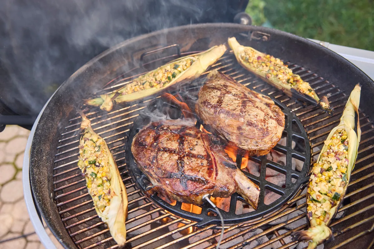 Houtskool bbq performer premium smart 57 sfeer eten, Weber, bbqkopen.nl