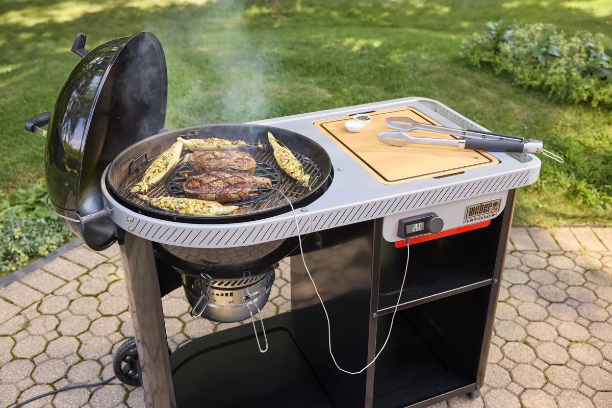 Houtskool bbq performer premium smart 57 sfeer in tuin, Weber, bbqkopen.nl