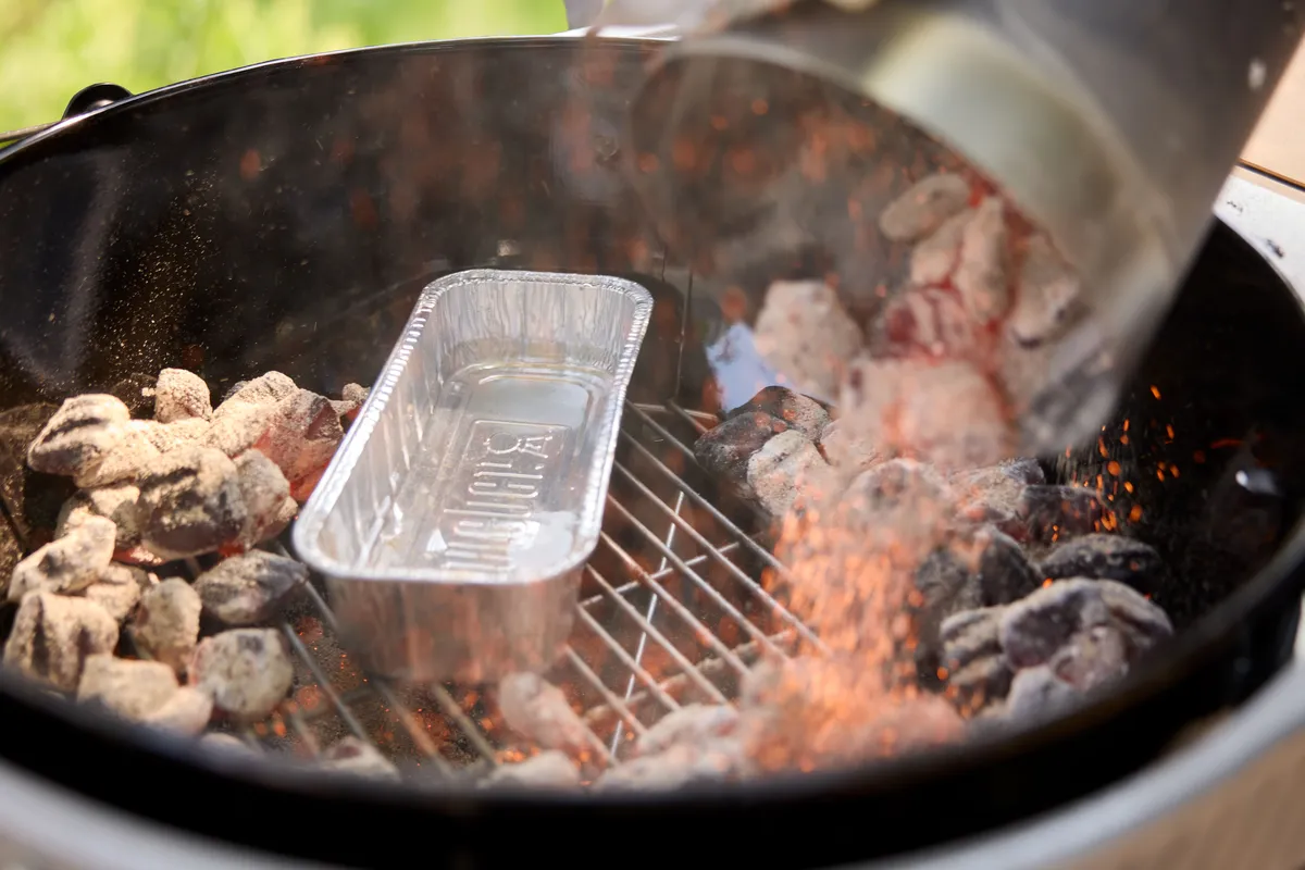 Houtskool bbq performer smart 57cm sfeerfoto, Weber, bbqkopen.nl