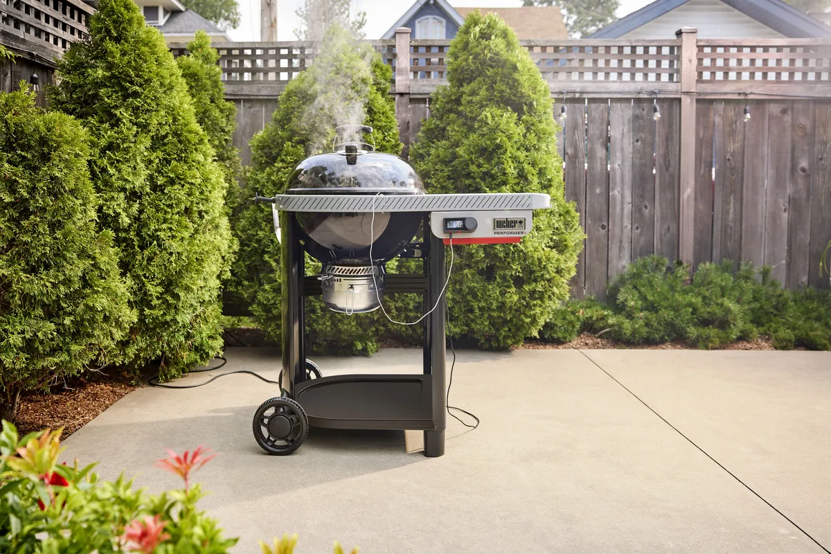 Houtskool bbq performer smart 57cm sfeer tuin, Weber, bbqkopen.nl