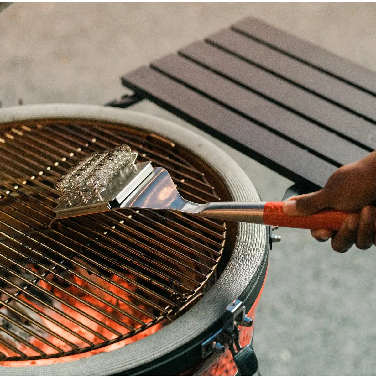 Kamado Joe Grill Tools - Grill Cleaning Brush with Scraper in gebruik, Kamado Joe, bbqkopen.nl