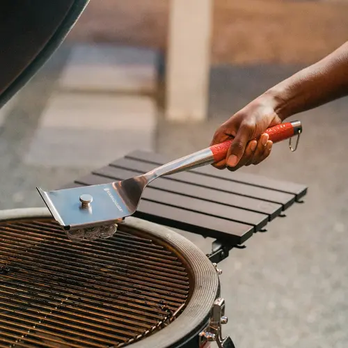 Kamado Joe Grill Tools - Grill Cleaning Brush with Scraper sfeer, Kamado Joe, bbqkopen.nl