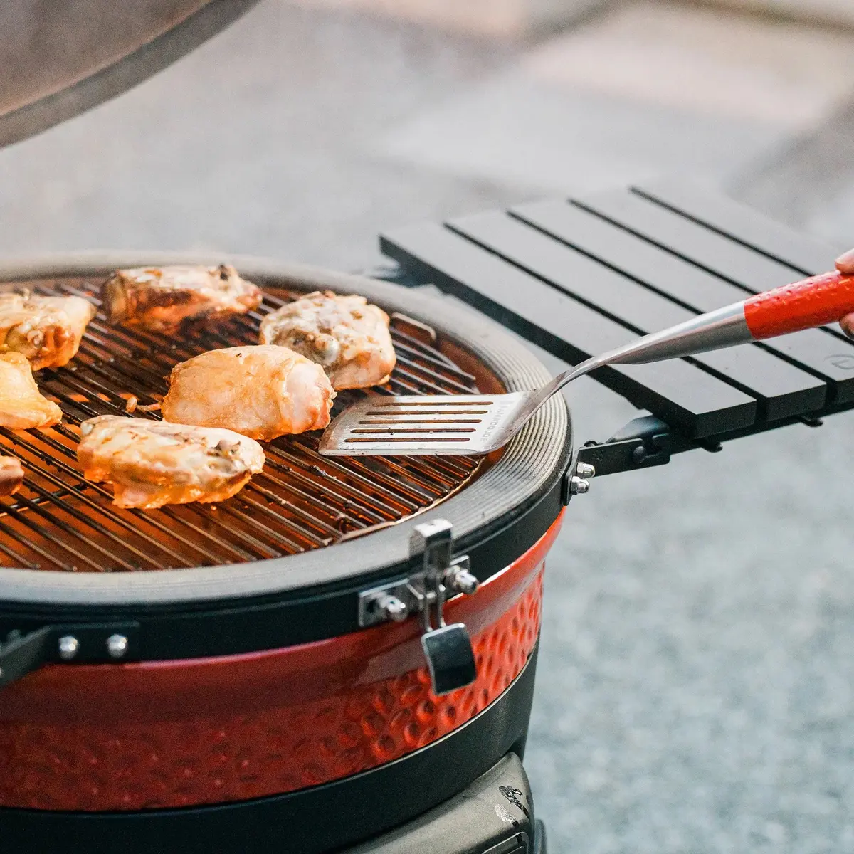 Kamado Joe Grill Tools - Grill Spatula sfeer, Kamado Joe, bbqkopen.nl