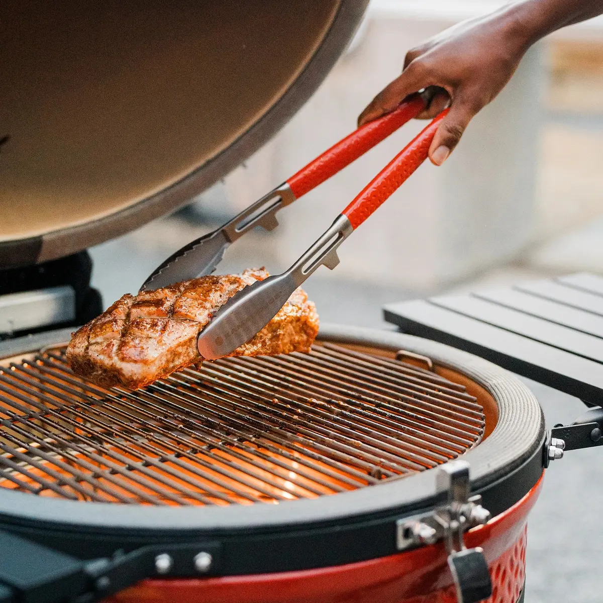 Kamado Joe Grill Tools - Grill Tongs sfeer, Kamado Joe, bbqkopen.nl