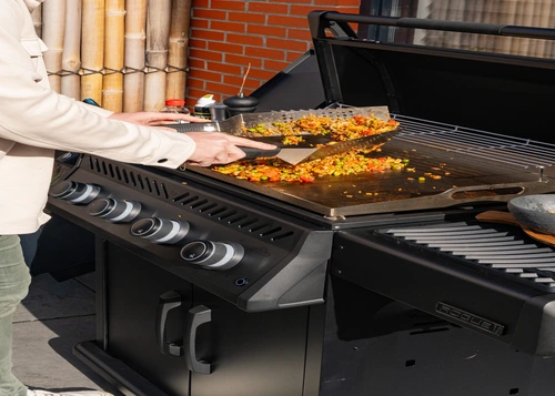 Phantom rogue pro 30 inck griddle LPG sfeer, Napoleon, bbqkopen