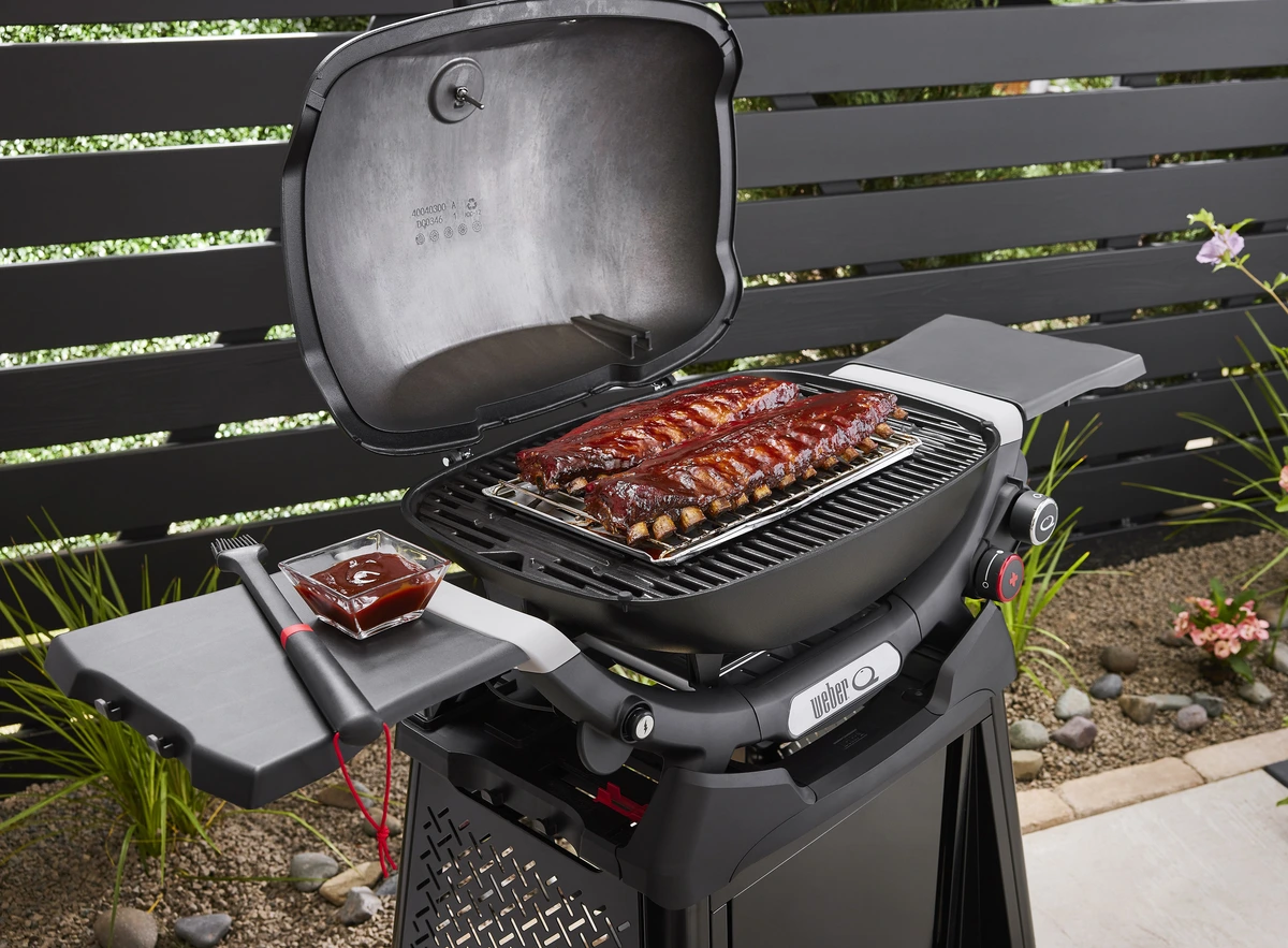 Weber Q2800N+ with Permanent Cart sfeerfoto, Weber, BBQkopen.nl