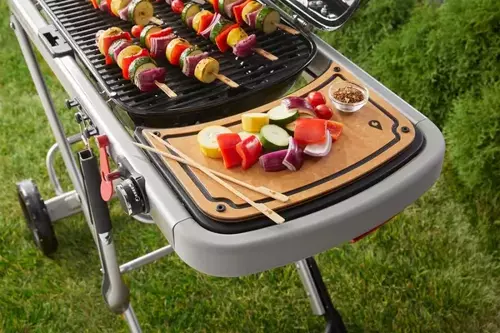 Weber Traveler Snijplank sfeerbeeld spiezen. Weber. BBQkopen