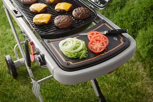 Weber Traveler Snijplank sfeerbeeld zwart. Weber. BBQkopen