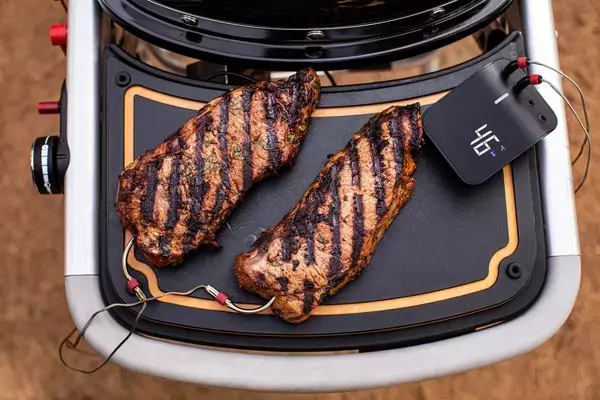 Weber Traveler Snijplank sfeerbeeld zwart vlees. Weber. BBQkopen